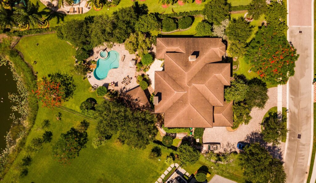 Drohnenaufnahme einer Villa mit Pool